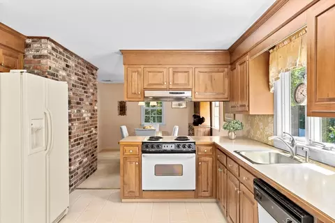 Kitchen - 20 Volunteer Rd, Hingham, MA 02043 photo 1 of 5