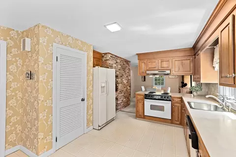 Kitchen - 20 Volunteer Rd, Hingham, MA 02043 photo 3 of 5