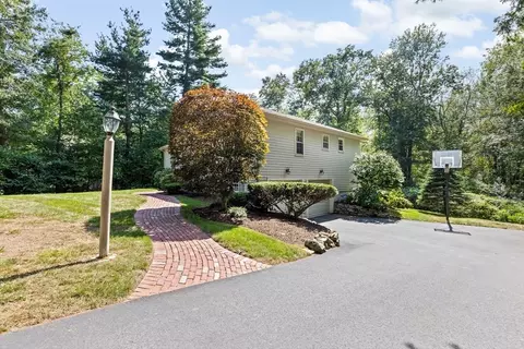 Exterior - 20 Volunteer Rd, Hingham, MA 02043 photo 8 of 9