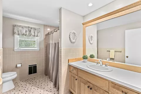 Bath - 20 Volunteer Rd, Hingham, MA 02043 photo 3 of 4