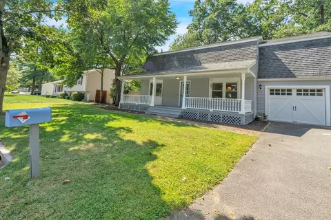 52 Bairdcrest Rd, Springfield, MA 01118 photo 2