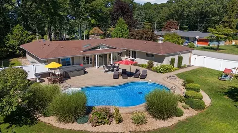 48 Maplecrest Dr, Smithfield, RI 02828