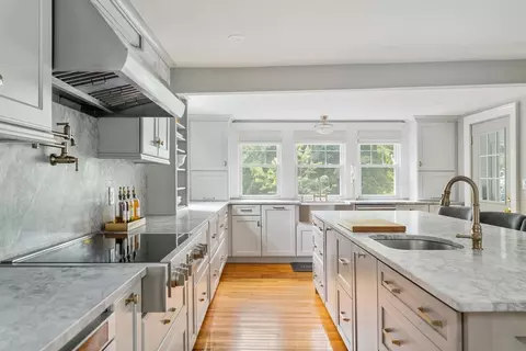 46 Bartlett St, Chelmsford, MA 01824