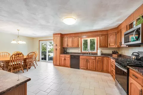 Kitchen - 15 Parkview Rd, Reading, MA 01867 photo 3 of 3