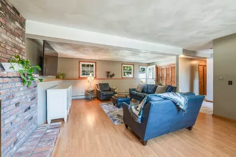 Living - 15 Parkview Rd, Reading, MA 01867 photo 6 of 7