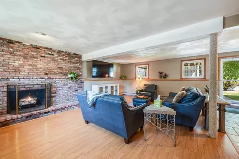 Living - 15 Parkview Rd, Reading, MA 01867 photo 5 of 7