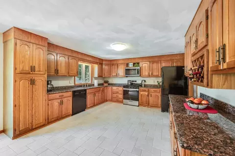 Kitchen - 15 Parkview Rd, Reading, MA 01867 photo 2 of 3
