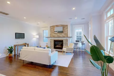 9 M St #3, Boston, MA 02127