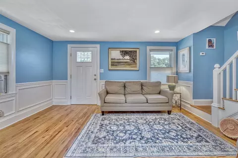 Entry Way - 48 Beacon St, Dedham, MA 02026 photo 2 of 3