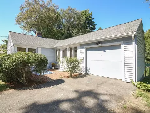 51 Edgewater Dr, Framingham, MA 01702 photo 2