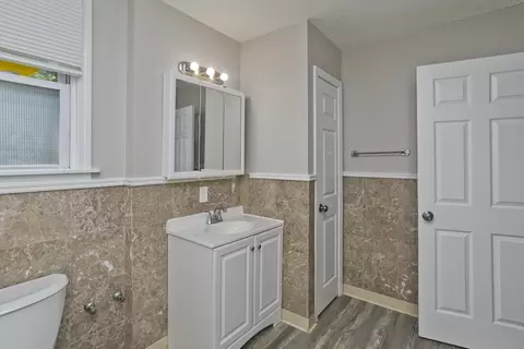 Bath - 23 E Hooker St, Springfield, MA 01107 photo 3 of 3