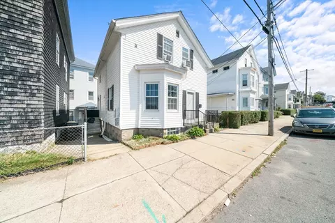 504 Bradford Ave, Fall River, MA 02721 photo 2