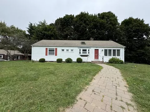 8 Field St, Holyoke, MA 01040