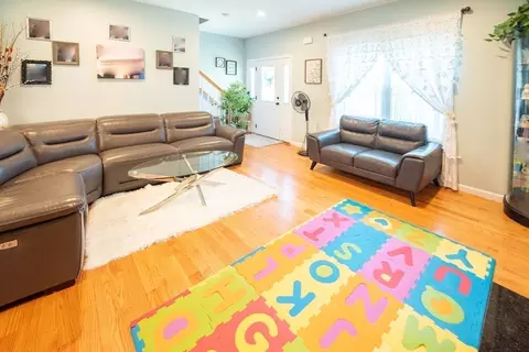 Living - 93 Elaine Cir, Springfield, MA 01109 photo 2 of 3