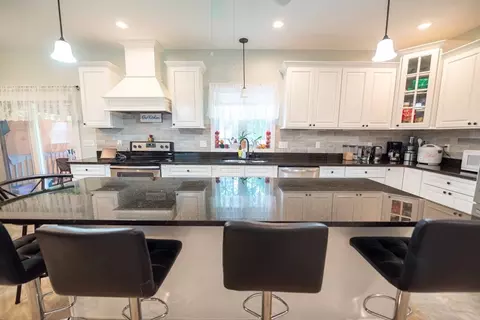 Kitchen - 93 Elaine Cir, Springfield, MA 01109 photo 3 of 6