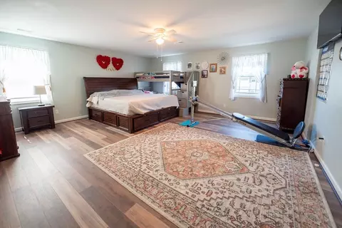 Bedroom - 93 Elaine Cir, Springfield, MA 01109 photo 1 of 7
