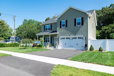 Exterior - 93 Elaine Cir, Springfield, MA 01109 photo 7 of 7