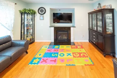 Living - 93 Elaine Cir, Springfield, MA 01109 photo 3 of 3