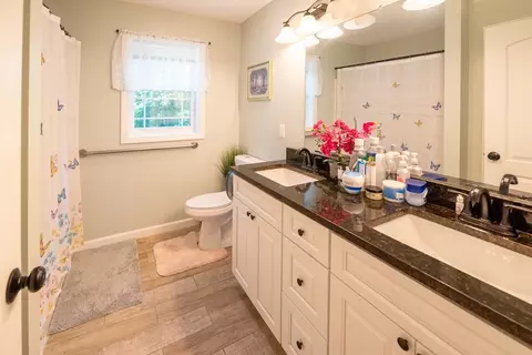 Bath - 93 Elaine Cir, Springfield, MA 01109 photo 1 of 2