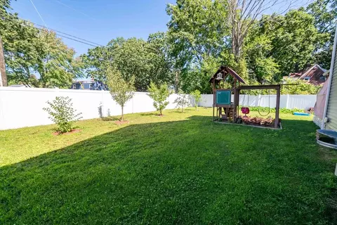 Exterior - 93 Elaine Cir, Springfield, MA 01109 photo 2 of 7
