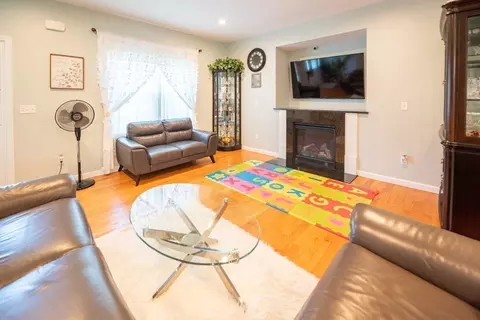 Living - 93 Elaine Cir, Springfield, MA 01109 photo 1 of 3