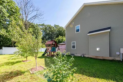 Exterior - 93 Elaine Cir, Springfield, MA 01109 photo 4 of 7
