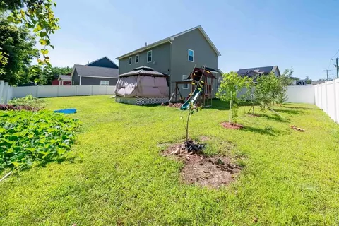 Exterior - 93 Elaine Cir, Springfield, MA 01109 photo 5 of 7