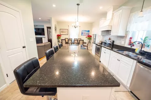 Kitchen - 93 Elaine Cir, Springfield, MA 01109 photo 5 of 6