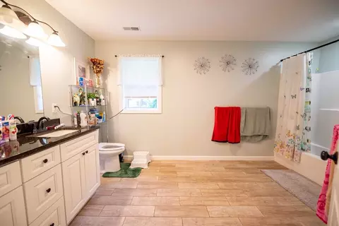 Bath - 93 Elaine Cir, Springfield, MA 01109 photo 2 of 2