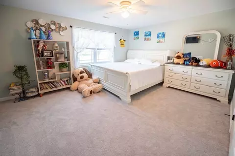Bedroom - 93 Elaine Cir, Springfield, MA 01109 photo 4 of 7