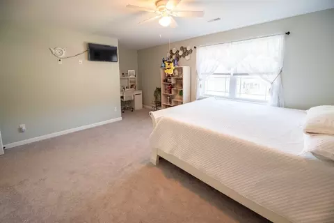 Bedroom - 93 Elaine Cir, Springfield, MA 01109 photo 5 of 7