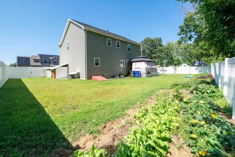 Exterior - 93 Elaine Cir, Springfield, MA 01109 photo 3 of 7