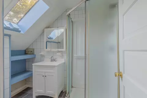 Bath - 47 Rush St, Springfield, MA 01109 photo 2 of 3