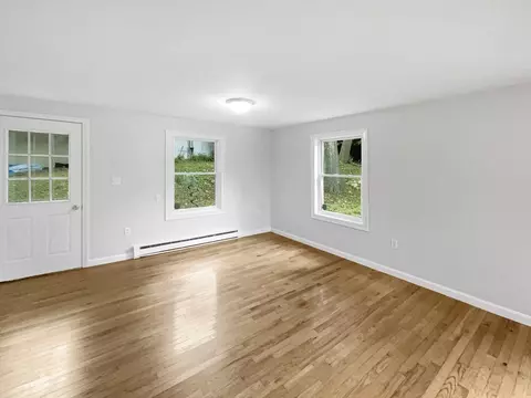Living - 30 Manhattan Rd, Worcester, MA 01602 photo 2 of 4