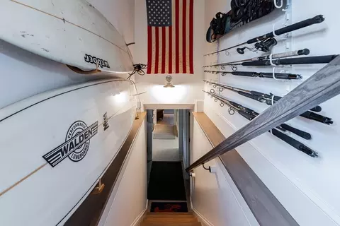 Entry Way - 10 Monroe Rd, Marblehead, MA 01945 photo 4 of 5