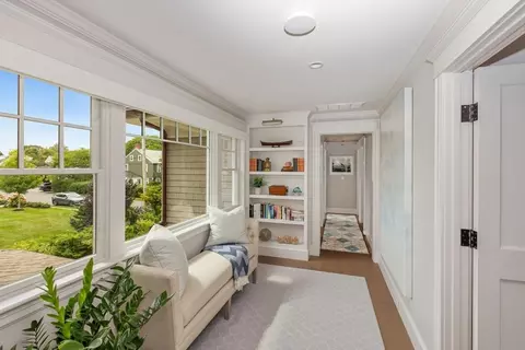 Entry Way - 10 Monroe Rd, Marblehead, MA 01945 photo 3 of 5