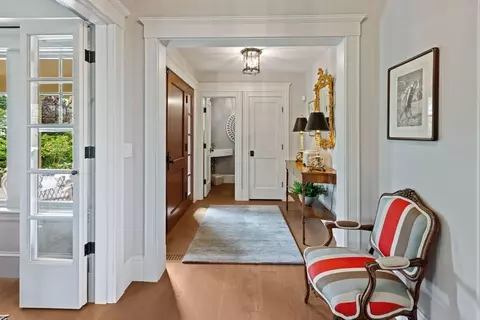 Entry Way - 10 Monroe Rd, Marblehead, MA 01945 photo 2 of 5