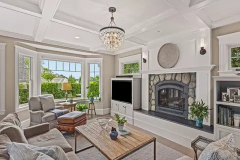 Living - 10 Monroe Rd, Marblehead, MA 01945 photo 2 of 4