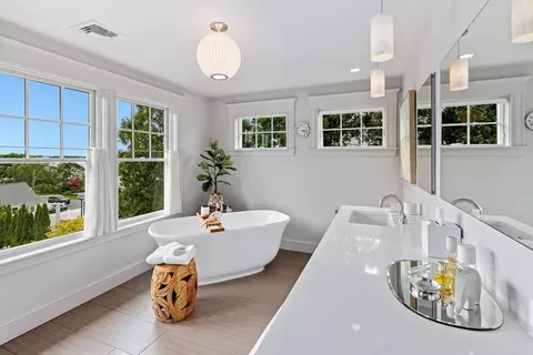 Bath - 10 Monroe Rd, Marblehead, MA 01945 photo 3 of 6