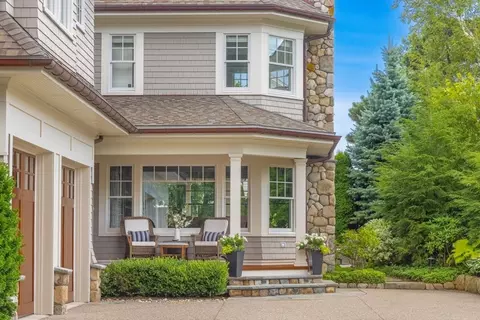 Exterior - 10 Monroe Rd, Marblehead, MA 01945 photo 2 of 5