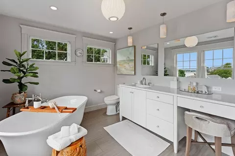 Bath - 10 Monroe Rd, Marblehead, MA 01945 photo 2 of 6