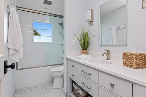 Bath - 10 Monroe Rd, Marblehead, MA 01945 photo 5 of 6