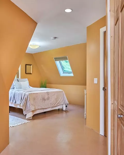 Bedroom - 99 Hendrick St, Easthampton, MA 01027 photo 1 of 3