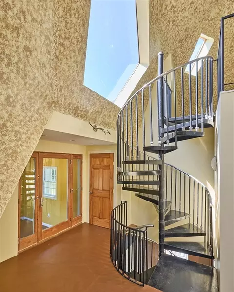 Entry Way - 99 Hendrick St, Easthampton, MA 01027 photo 2 of 4