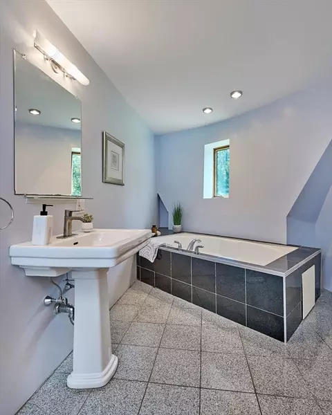 Bath - 99 Hendrick St, Easthampton, MA 01027 photo 3 of 4