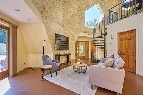 Living - 99 Hendrick St, Easthampton, MA 01027 photo 2 of 4