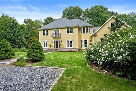 9 Blackthorn Rd # -A, Shrewsbury, MA 01545