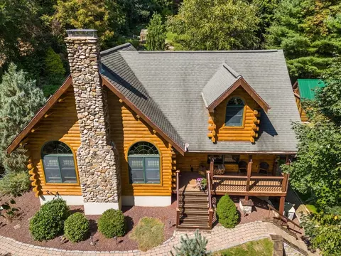 67 Streeter Rd, Sturbridge, MA 01518
