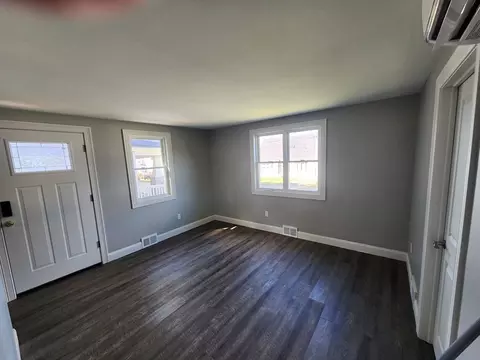 37 White St, Chicopee, MA 01013 photo 5