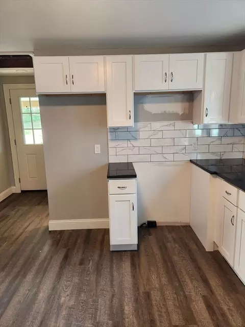 37 White St, Chicopee, MA 01013 photo 4